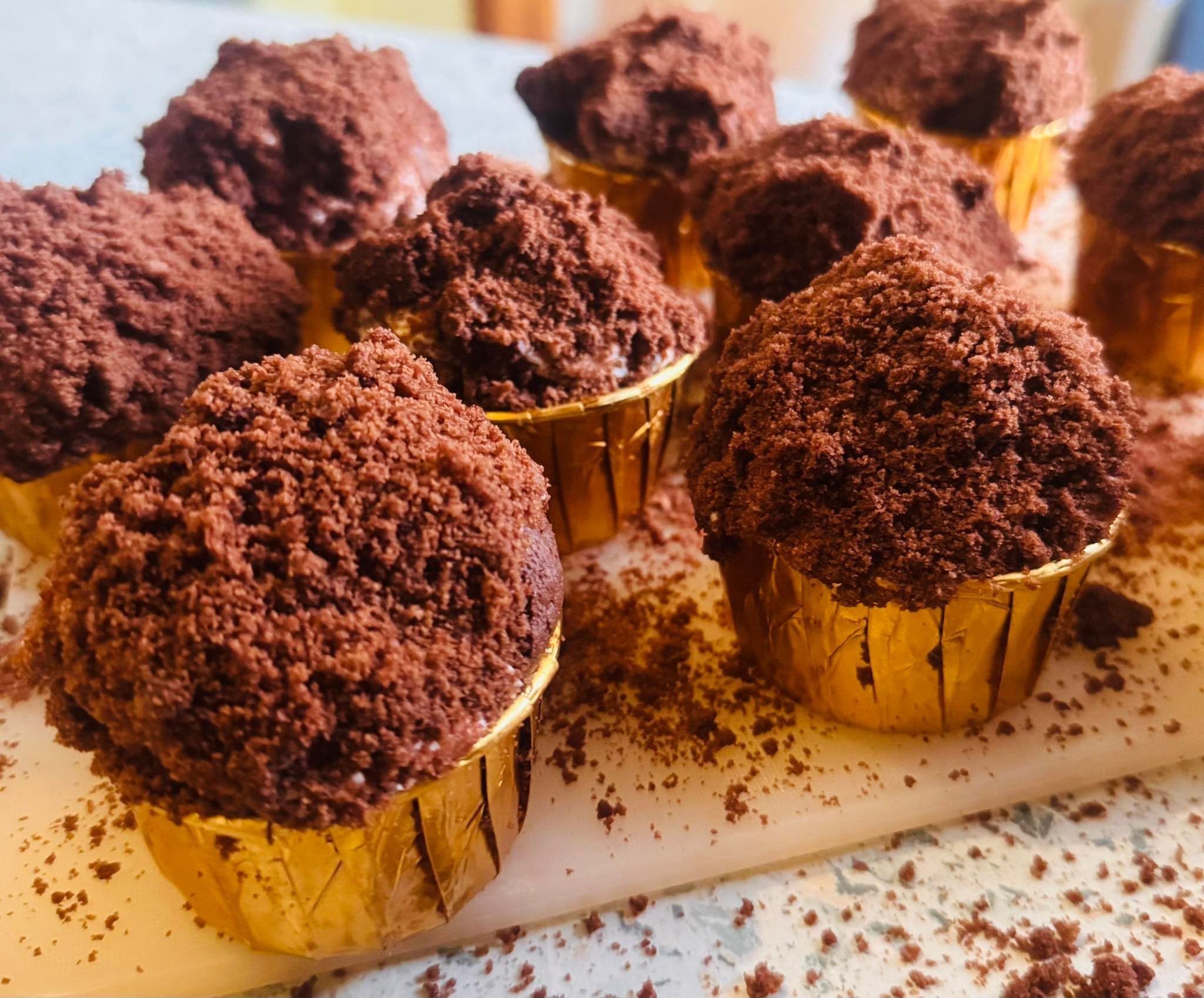 babeczki kopce kreta, Czekoladowa muffinka wypełniona bananami, kremem śmietankowym z kawałkami czekolady, oferta cukiernia, tychy, śląsk