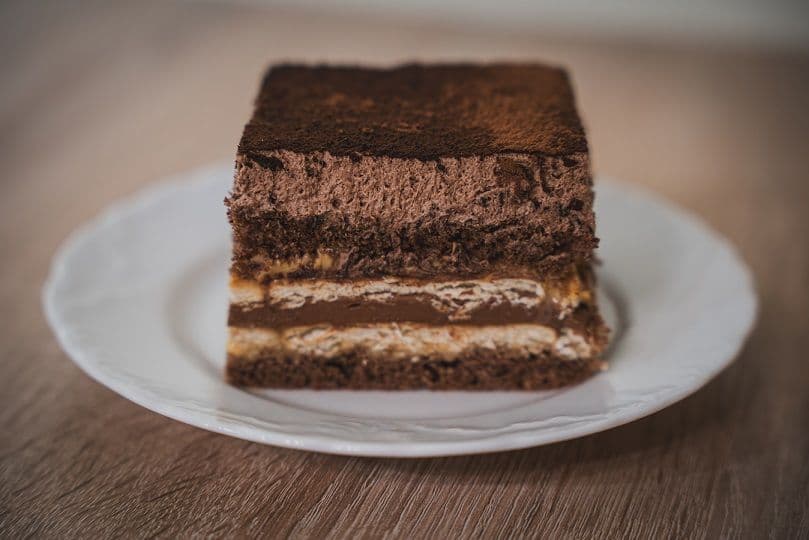 ciasto kremowe marzenie, Ciemny biszkopt pokryty herbatnikami, kremem krówkowym i kremem nutella, oferta cukiernia, tychy, śląsk