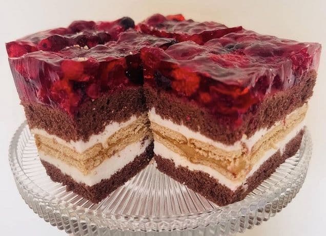 ciasto malinowa księżniczka, Ciemny biszkopt pokryty masą sernikową, herbatnikami, masą krówkową, z dodakiem galaretki z malinami, oferta cukiernia, tychy, śląsk