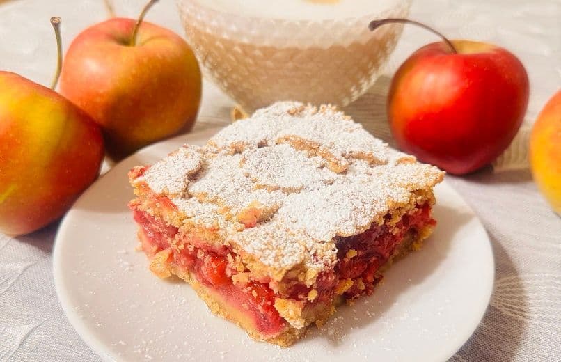 ciasto szarlotka malinowa, Kruche ciasto z jabłkami i malinami, pokryte posypką, oferta cukiernia, tychy, śląsk