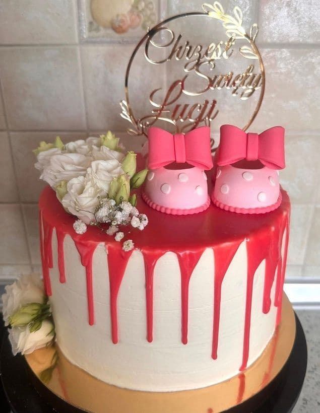 tort na chrzciny z dekoracją kwiatową, różowymi butkami i napisem chrzest święty, oferta cukiernia, tychy, śląsk