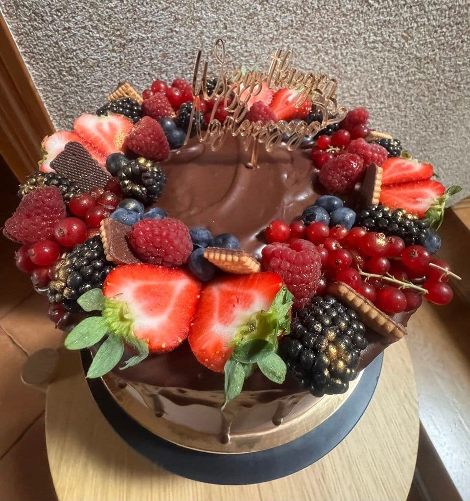 tort czekoladowy z malinami