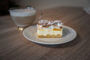 sernik na kruchym spodzie z brzoskwiniami, cukiernia tychy