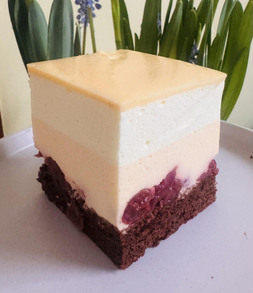 ciasto advokacik z pianka i wisniami cukiernia tychy