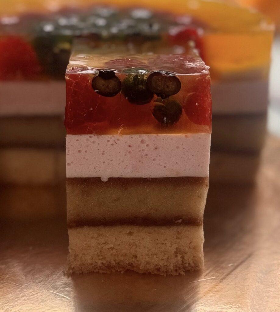 ciasto bananowiec z owocami i galaretka cukiernia tychy