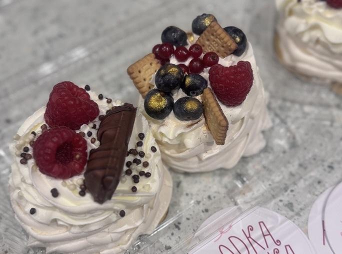 beza pavlova z owocami i kremem smietankowym cukiernia tychy