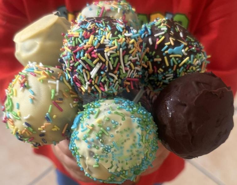 kolorowe cake popsy na patyczkach slodki stol cukiernia tychy