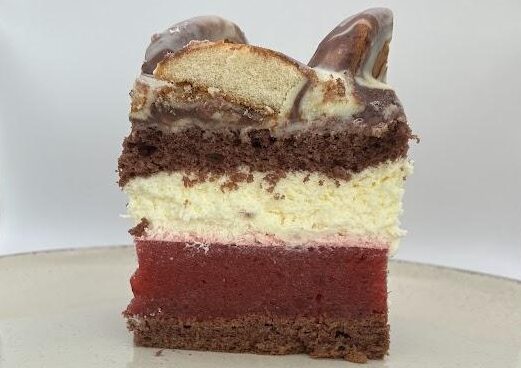 ciasto góra lodowa z musem truskawowym i kremem karpatkowym