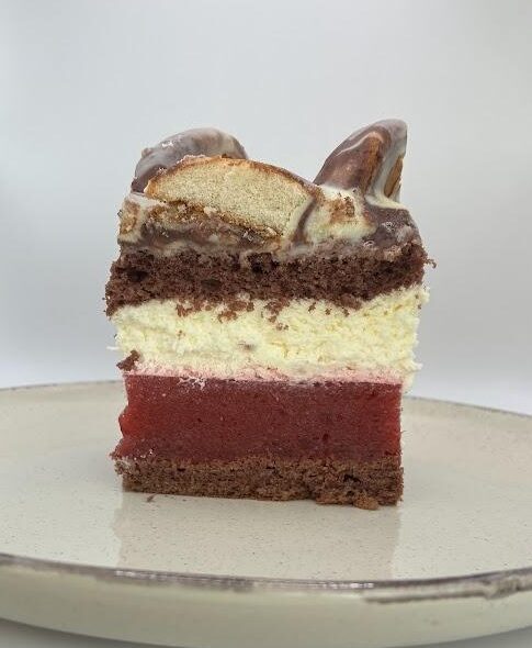 góra lodowa - ciasto na ciemnym biszkopcie, z kremem karpatkowym i musem truskawkowym