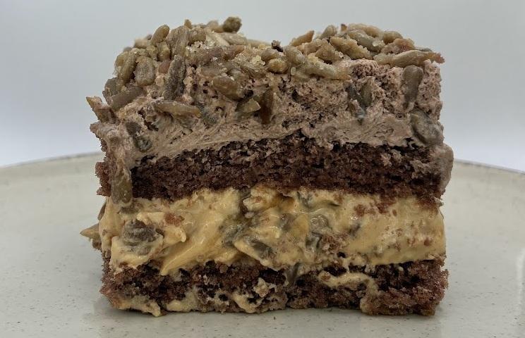 ciasto z prażonym słonecznikiem i masą krówkową