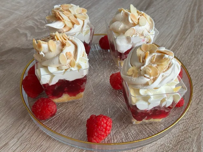 mini deser malinowa chmurka w kubeczku z beza cukiernia tychy