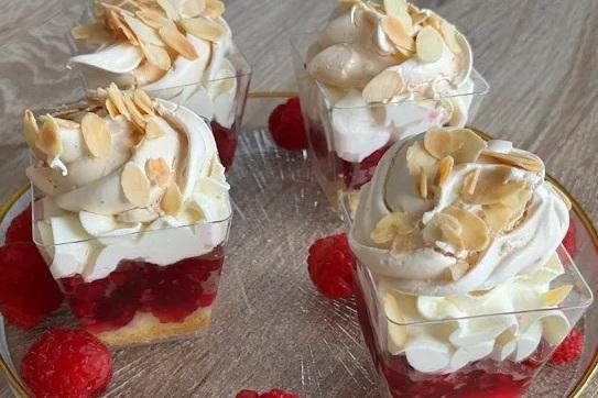 słodki stół z mini deserkami malinowa chmurka cukiernia tychy