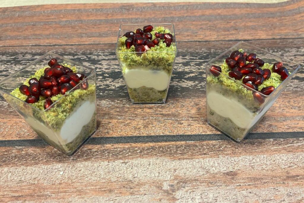 zielony deser lesny mech w kubeczku z owocami cukiernia tychy słodkie miniatury