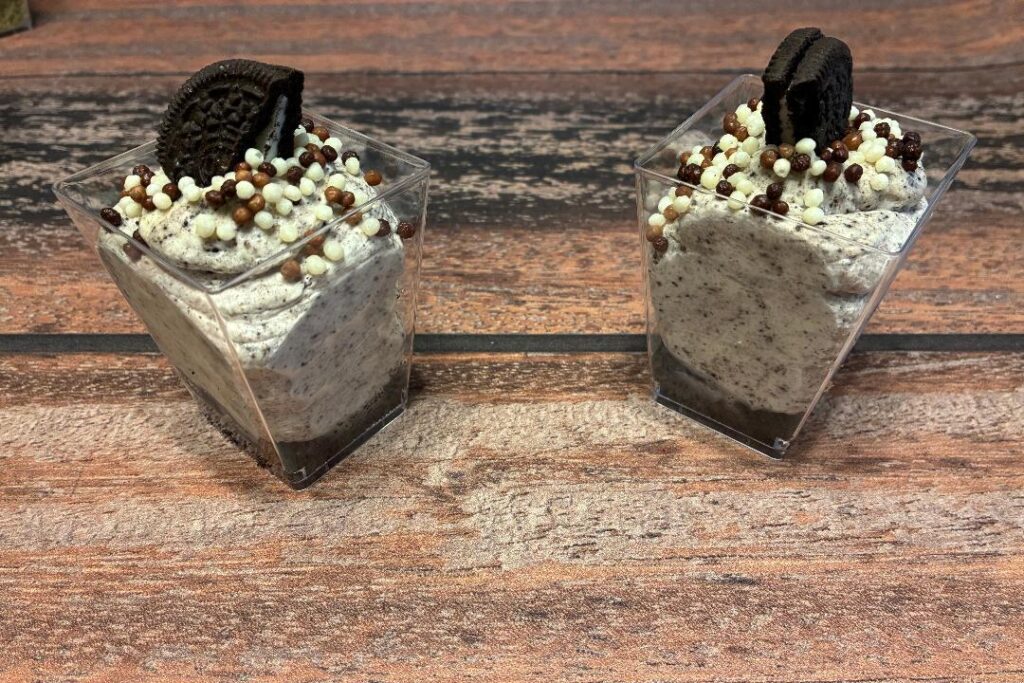 deser oreo w kubeczku smietankowy krem z ciasteczkami cukiernia tychy