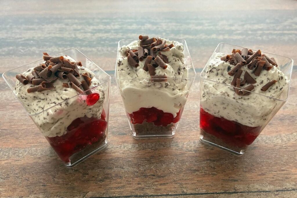 deser stracciatella w kubeczku z kawalkami czekolady i malinami cukiernia tychy