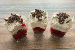 deser stracciatella w kubeczku z kawalkami czekolady i malinami cukiernia tychy