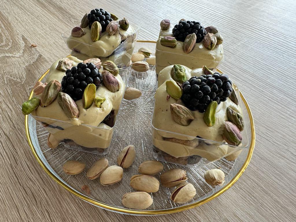 elegancki deser pistacjowy z piernikiem w kubeczku cukiernia tychy