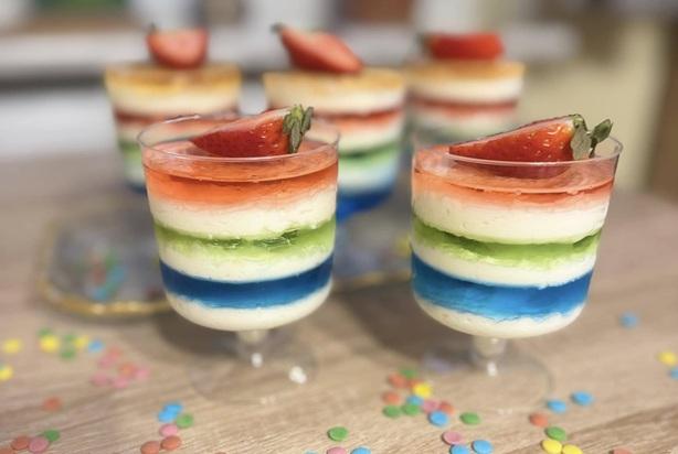 warstwowy deser w kieliszku serniczek z galaretkami cukiernia tychy