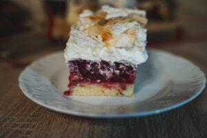 ciasto malinowa chmurka z chrupiaca beza cukiernia tychy