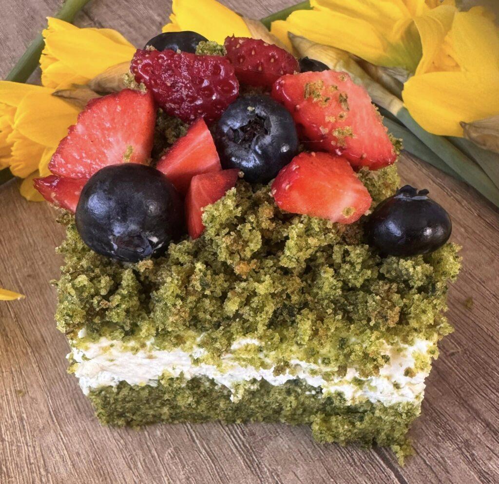 ciasto szpinakowe leśny mech, ze śmietaną i świeżymi owocami, cukiernia tychy tradycyjne domowe ciasta, oferta wielkanocna 2026