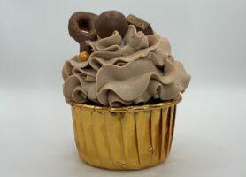 muffinka czekoladowa z ganache czekoladowym z dodatkiem świeżej maliny.