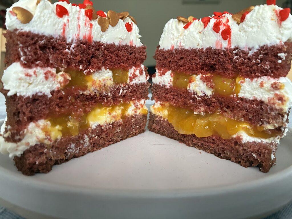 przekrój tortu dla dwóch osób red velvet z mango i marakuja