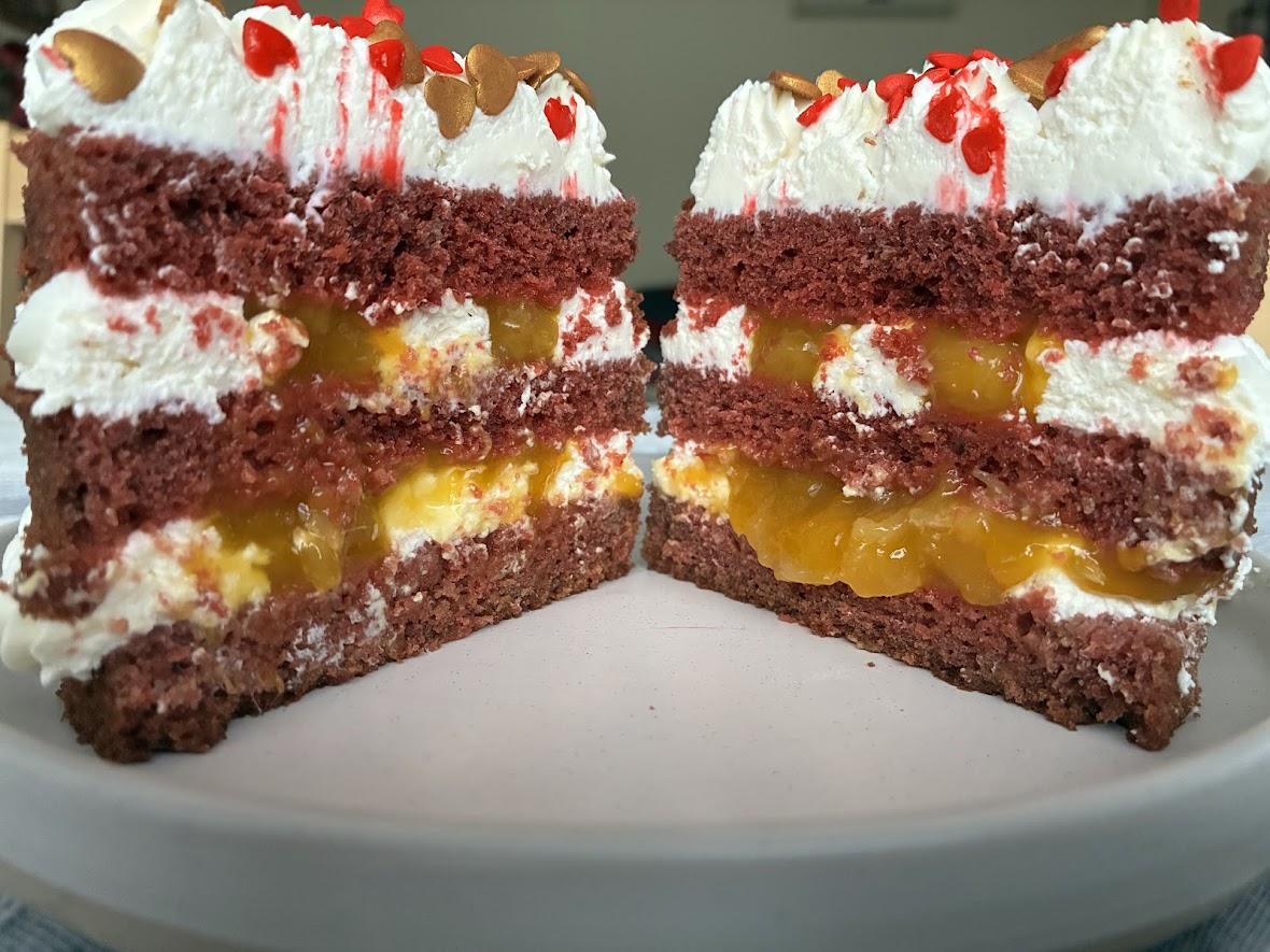 przekrój tortu dla dwóch osób red velvet z mango i marakuja