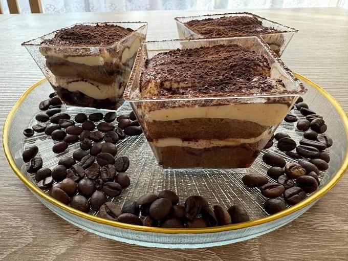 elegancki deser tiramisu w kubeczku z kakao tychy