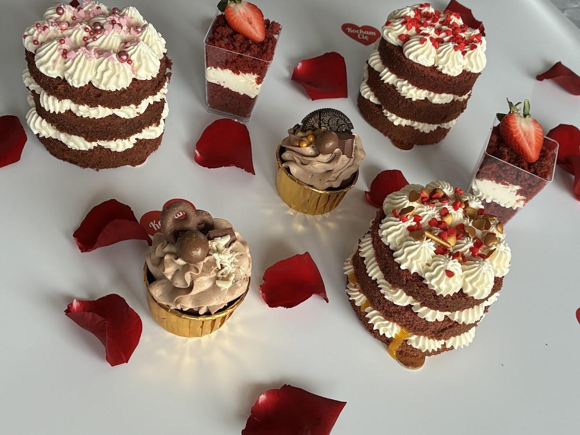zdjęcia oferty walentynkowej od słodkiej pętelki - tort red velvet, deserki red velvet i muffinki z ganache czekoladowym, cukiernia tychy