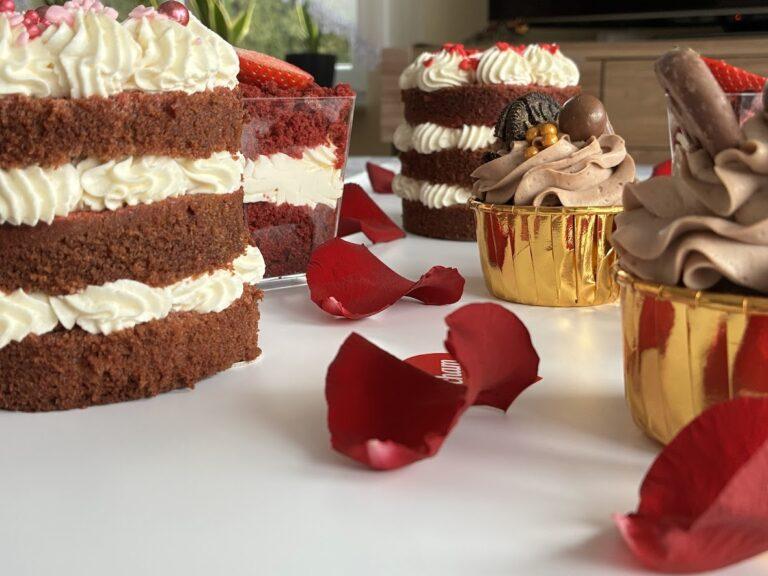 zdjęcie produktów oferty walentynkowej od słodkiej pętelki - cukiernii w tychach, tort dla dwojga, muffinki i deserki